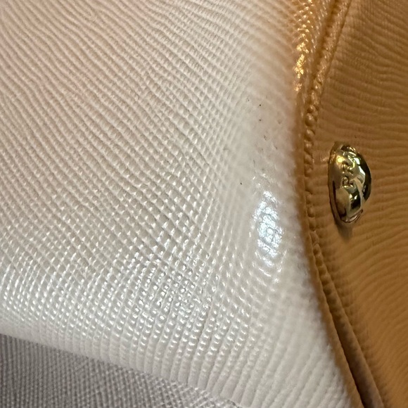 Prada - Picture 6 of 11